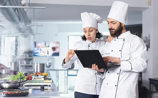Allergen Awareness Training for Food Handlers in Spain featuring chefs reviewing allergen information and food safety procedures in a professional commercial kitchen.