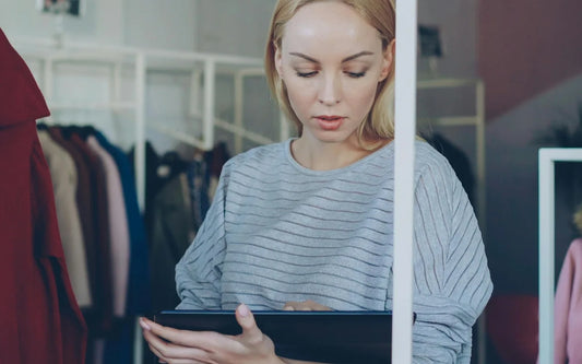 Training graphic for the course "Complete Guide to Omnichannel Marketing Strategies in the Spanish Retail Sector" showing a retail worker using digital tools in a fashion store.