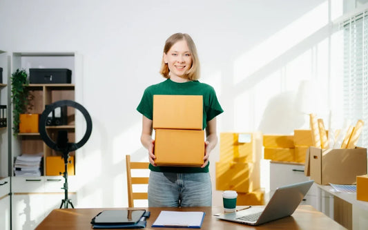 Digital Kit and Acelera PYME guide banner showing a smiling e-commerce entrepreneur holding packages in an office workspace