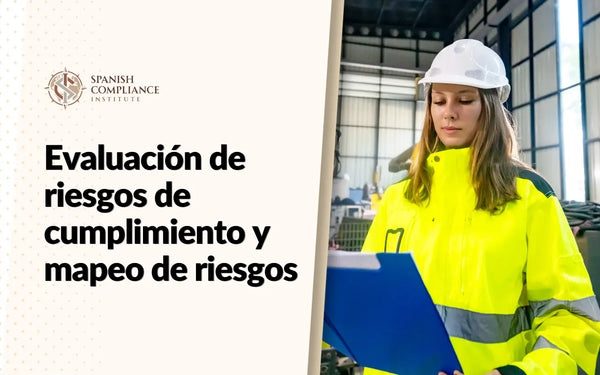 Imagen del curso Environmental Compliance Basics con una inspectora registrando datos de cumplimiento normativo en una fábrica.