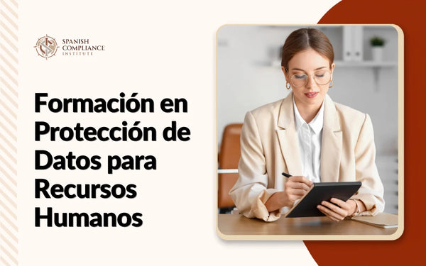 Profesional de recursos humanos tomando notas en una tablet junto al título del curso Formación en Protección de Datos para Recursos Humanos.
